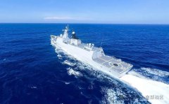 南海某海域，舰艇编队展开实际使用武器训练