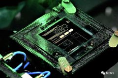 使用绿光和双层电池设计出一种光电二极管