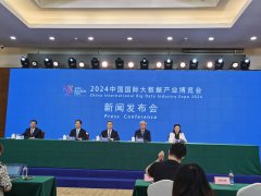 AI智能体OBOO商显技术：鸥柏55英寸户外广告机创芯