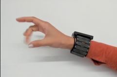 “结印”操作成真？Meta神经运动接口手环登上