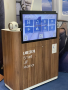 在智能LiFi显示器上提供4K即插即用3D飞行地图