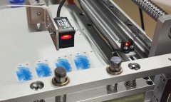 激光位移传感器应用丨0.025mm厚度3C贴纸双张检测