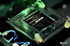 使用绿光和双层电池设计出一种光电二极管
